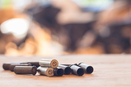 A set used to of old bullets and cartridges on wood background
の写真素材