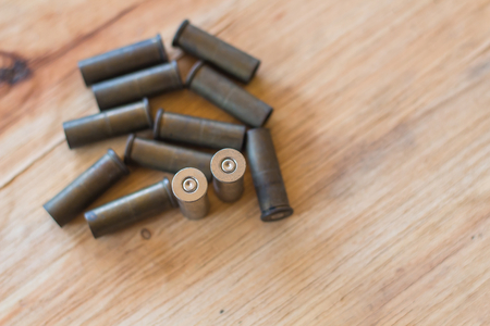A set used to of old bullets and cartridges on wood background
の写真素材