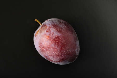 fresh plums in a black plateの写真素材