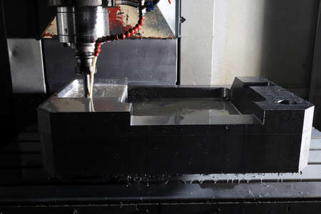 Metal processing with CNC machines and simultaneous cooling