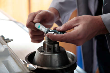 Precise measurement with micrometer on metal