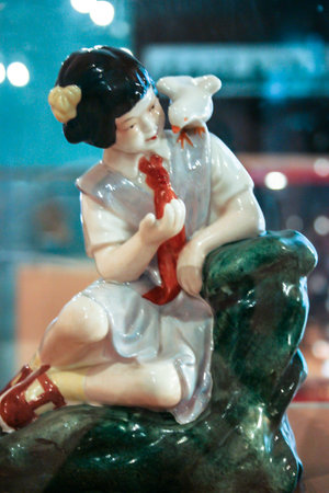 Ceramic figurine of a boy and a girl in love.の写真素材