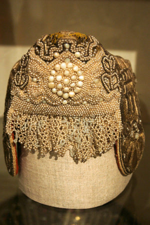 Pearl necklace on display in a shop windowの写真素材