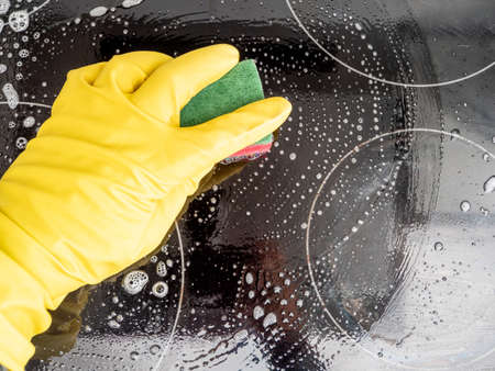 Washes the electric stove. Kitchen cleaning. Dirty electric stove.の写真素材
