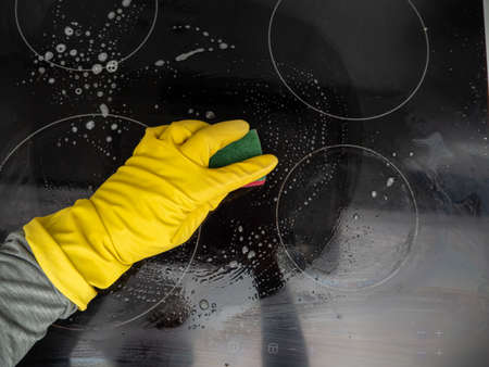 Washes the electric stove. Kitchen cleaning. Dirty electric stove.の写真素材