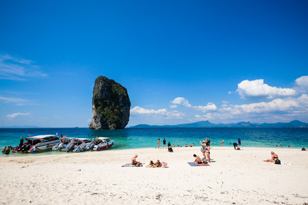 19 jan 2014 : Tourist on the beach in Thailand, Asia. Po-da Island in Thailand- blue sky and with silky soft white sand, and exceptionally clear water in 19 jan 2014のeditorial素材