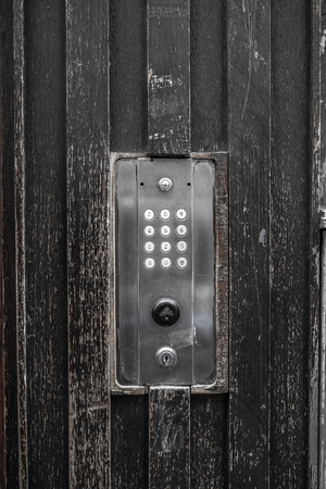 Vintage door electronic key system to lock and unlock doors