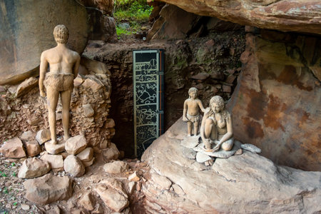 RAISEN, MADHYA PRADESH, INDIA - JANUARY 17, 2022: Sculptural depiction of life of prehistoric cave dwellers at Bhimbetka.のeditorial素材