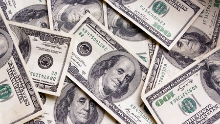 Chaotic scattered bills. Baknotes of hundred dollars.