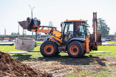 Hydraulic piston system of the excavator with a bucket, lowering into the pit on steel cables...