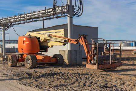 The device of the facade of the building using a platform for lifting workers. Self-propelled...