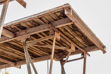 Reinforced scaffolding for the work of masons in the construction of brick walls. Apparel for work...