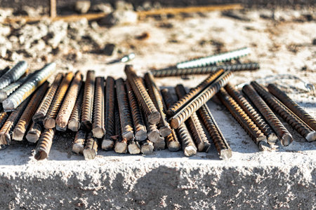 A large amount of rebar was cut into pieces in preparation for use in the construction of foundations. Rebar blanks on a concrete foundationの素材 [FY310208170495]