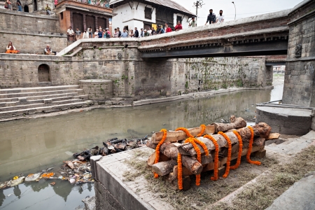 KATHMANDU - APRIL 15: Cremation ceremony along the holy Bagmati River at Pashupatinath Temple complex, April 15, 2012 in Kathmandu, Nepal. This is the most sacred place to all Hindus in Nepal.のeditorial素材