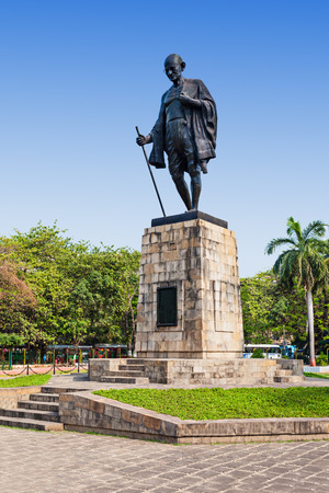 Mahatma Gahdhi statue in the center of Mumbai, Indiaのeditorial素材
