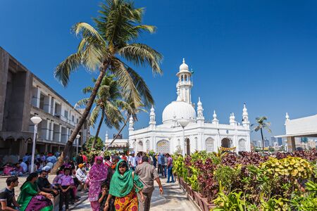 MUMBAI, INDIA - FEBRUARY 27: Unidentified people at Haji Ali Dargah on February, 27, 2014, Mumbai, Indiaのeditorial素材