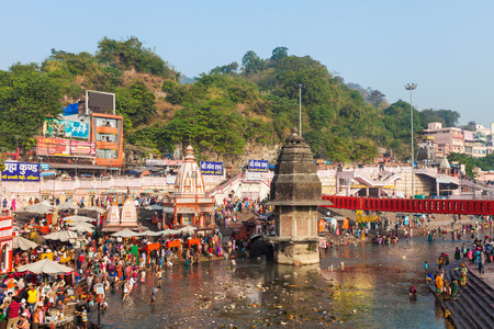 HARIDWAR, INDIA - NOVEMBER 13, 2015: Unidentified people bathing in Ganges river at the Har Ki Pauri ghat in Haridwar, India.のeditorial素材