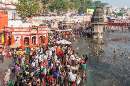 HARIDWAR, INDIA - NOVEMBER 13, 2015: Unidentified people bathing in Ganges river at the Har Ki Pauri ghat in Haridwar, India.のeditorial素材