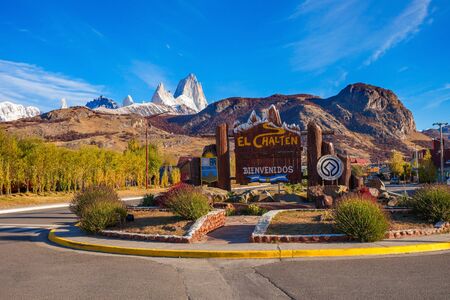 Road sign at the entrance of El Chalten village and Fitz Roy mountain on background. El Chalten located in Patagonia in Argentina.のeditorial素材