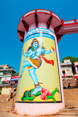 VARANASI, INDIA - APRIL 12, 2012: Ganges river ghat is located in Varanasi city, Uttar Pradesh state, North Indiaのeditorial素材