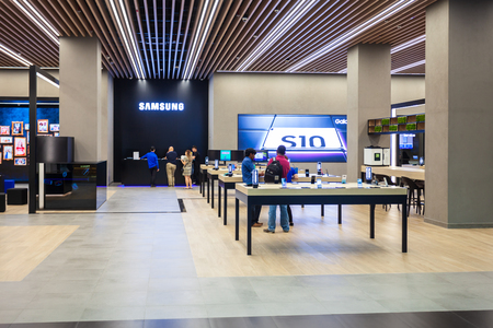 DUBAI, UAE - FEBRUARY 25, 2019: Samsung Galaxy S10 smartphone in Samsung store in Dubai Mallのeditorial素材