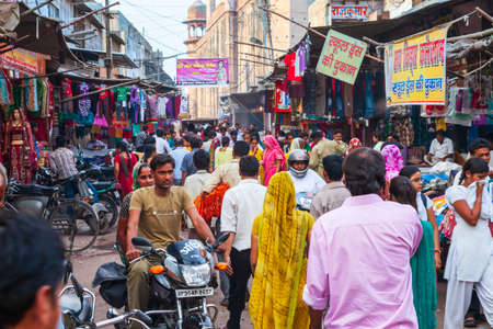 AGRA, INDIA - APRIL 10, 2012: A lot of people on the street in Agra city, Uttar Pradesh state of Indiaのeditorial素材
