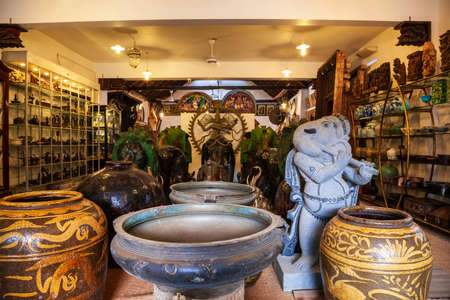 COCHIN, INDIA - MARCH 14, 2012: Souvenir shop at the market street in Fort Kochi in Cochin city, Indiaのeditorial素材