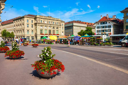 BERN, SWITZERLAND - JULY 13, 2019: Local farmer market near the Kantonalbankgebaude bank building at the Bundesplatz square in Bern city in Switzerlandのeditorial素材