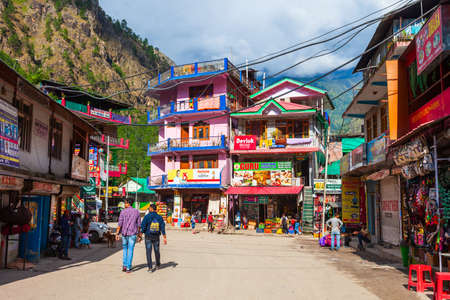 KASOL, INDIA - OCTOBER 02, 2019: Local houses at the main street in Kasol village in Himachal Pradesh state in Indiaのeditorial素材