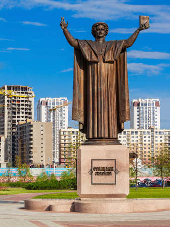 MINSK, BELARUS - MAY 06, 2016: Francysk Skaryna (or Francisk Skorina) monument and new apartment complex Mayak in Minsk, Belarus. It is located near the National Library of Belarus.のeditorial素材