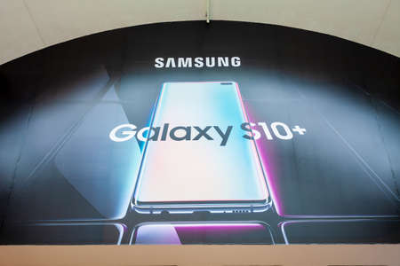 DUBAI, UAE - FEBRUARY 25, 2019: Samsung Galaxy S10 smartphone in Samsung store in Dubai Mallのeditorial素材