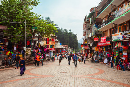 MANALI, INDIA - SEPTEMBER 27, 2019: The Mall is a main pedestrian street in Manali town, Himachal Pradesh state of Indiaのeditorial素材