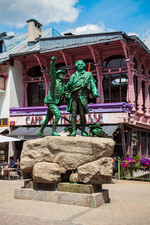 CHAMONIX, FRANCE - JULY 18, 2019: Statue of Balmat and Saussure in the Chamonix city centre. Chamonix Mont Blanc is a commune and town in south eastern France.のeditorial素材