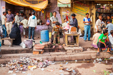 AGRA, INDIA - APRIL 10, 2012: A lot of garbage on the street in Agra city, Uttar Pradesh state of Indiaのeditorial素材