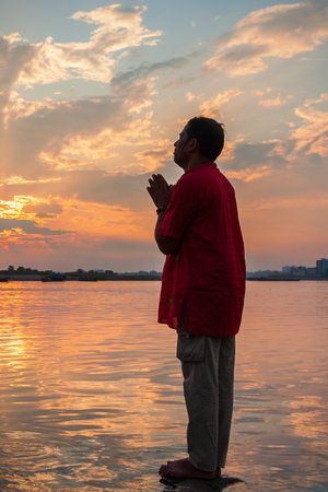 VRINDAVAN, INDIA - SEPTEMBER 20, 2019: Unidentified pilgrims praying at the Yamuna river in Vrindavan city in Uttar Pradesh state of Indiaのeditorial素材
