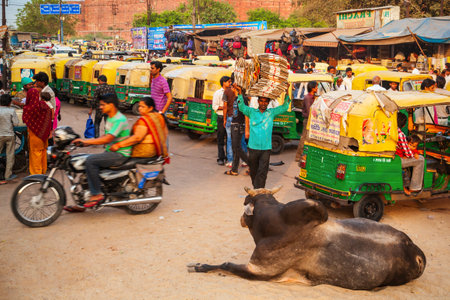 AGRA, INDIA - APRIL 10, 2012: A lot of rickshaws on the street in Agra city, Uttar Pradesh state of Indiaのeditorial素材