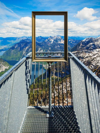 5 Fingers is a viewpoint platform in the Dachstein Mountains on Mount Krippenstein, Upper Austria. Five Fingers named of its hand like shape.の写真素材