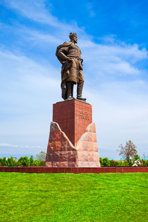 Shahrisabz, Uzbekistan - April 19, 2021: Tamerlane or Amir Timur monument is located near the Ak-Saray or Ak Saray Palace in the city of Shahrisabz in Uzbekistanのeditorial素材