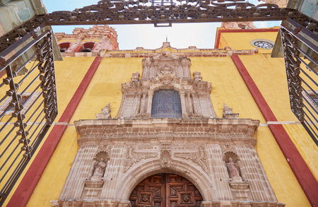 The beautiful yellow Basilica Colegiata de Nuestra Senora de Guanajuatoの写真素材
