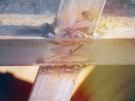 The welder cooks the frame. The welder cooks the metal.