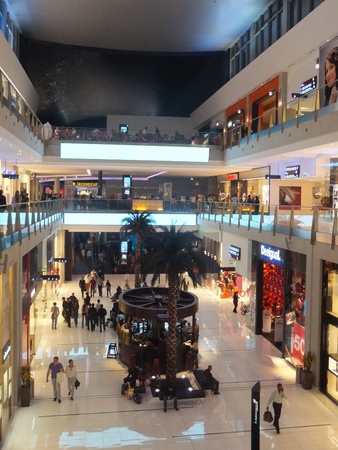 DUBAI, UAE - DECEMBER 25: Shoppers at Dubai Mall on Dec 25, 2011 in Dubai. At over 12 million sq ft, it is the world's largest shopping mall based on total area and 6th largest by gross leasable area. のeditorial素材