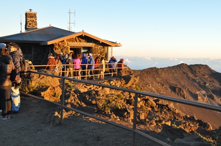 Tourists gather to watch the sunrise from Haleakala Crater in Maui, Hawaiiのeditorial素材