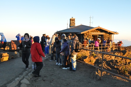 Tourists gather to watch the sunrise from Haleakala Crater in Maui, Hawaiiのeditorial素材