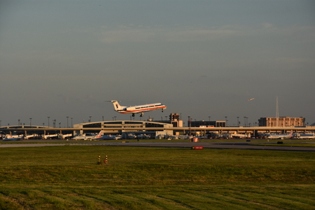 American Airlines plane about to land at Dallas-Fort Worth International Airport in Texasのeditorial素材
