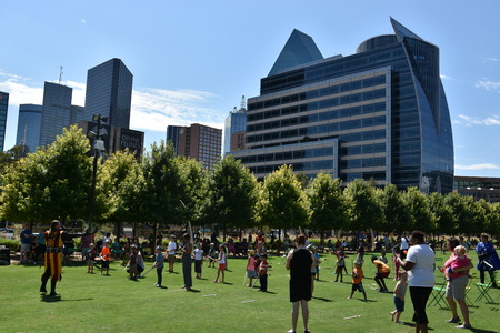 Klyde Warren Park in Dallas, Texasのeditorial素材