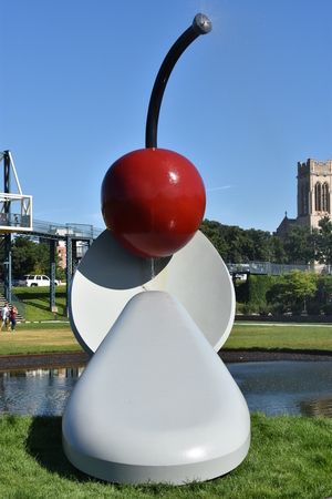 The Spoonbridge and Cherry at the Minneapolis Sculpture Garden in Minnesotaのeditorial素材