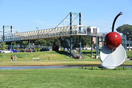 The Spoonbridge and Cherry at the Minneapolis Sculpture Garden in Minnesotaのeditorial素材