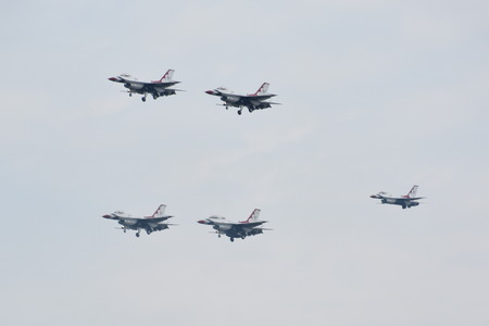 CHICOPEE, MA - JUL 14: US Air Force Thunderbirds at the 2018 Great New England Airshow at Westover Air Reserve Base in Chicopee, Massachusetts, as seen on July 14, 2018.のeditorial素材