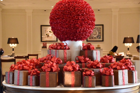 DUBAI, UAE - DEC 21: Gifts at Palazzo Versace palatial luxury hotel in Dubaiのeditorial素材
