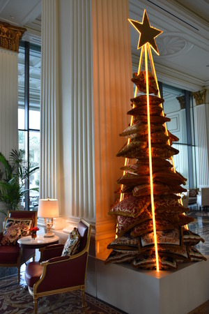 DUBAI, UAE - DEC 21: Christmas tree in Palazzo Versace palatial luxury hotel in Dubaiのeditorial素材